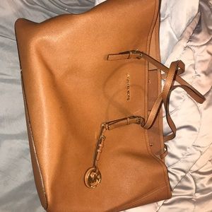 MK LARGE CARAMEL LEATHER TOTE